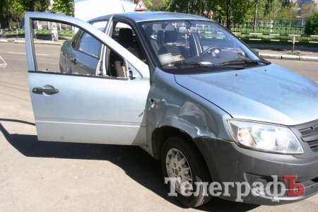 В Кременчуге машина автошколы врезалась в стоящий на обочине автомобиль