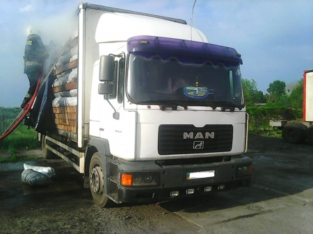 В Полтавской области пожарные спасли грузовик и половину груза