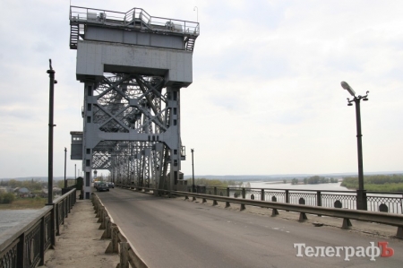 В Кременчуге с Крюковского моста бросился мужчина – разбился, упав на сушу