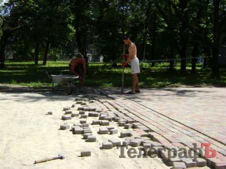 В Кременчуге Галата разбирает плитку в Приднепровском парке