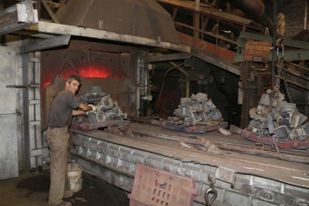 Администрация "АвтоКрАЗа" обещает пересмотреть зарплаты работников литейного цеха