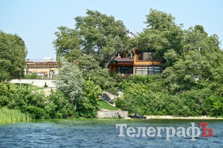 Влиятельные хозяева домика на берегу Днепра в Кременчуге просят землю в аренду