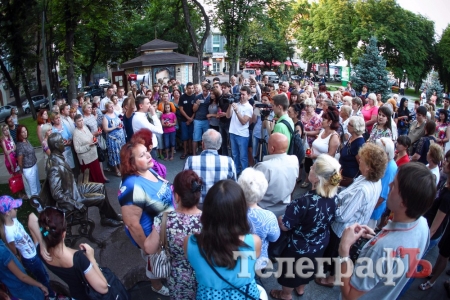 В сквере им. Бабаева прошёл митинг в защиту скульптуры Бабаева