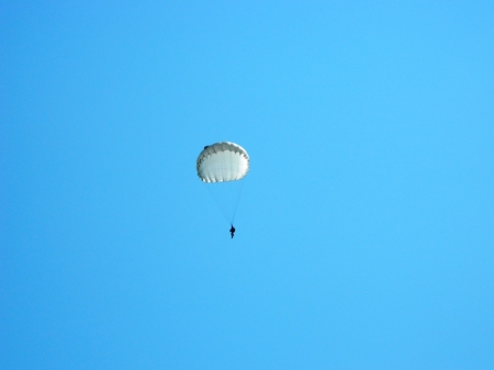 Семь юных гвардейцев сделали свой первый прыжок с парашютом