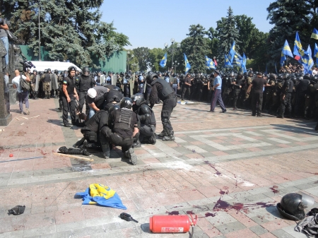 Под Верховной Радой получили ранения около 100 правоохранителей