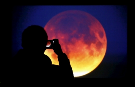 В ніч на понеділок земляни спостерігали “кривавий” Місяць