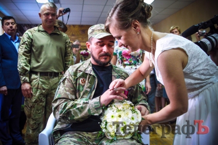 Любовь и война: в кременчугском госпитале впервые сыграли свадьбу