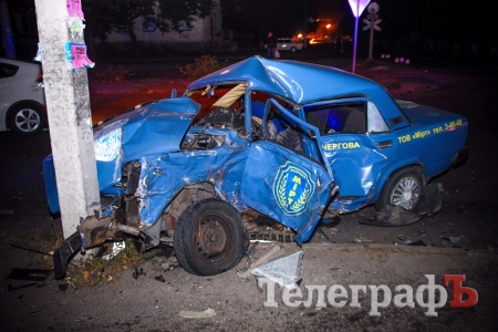 Жёсткая авария в Кременчуге: легковушка и внедорожник оказались в столбах
