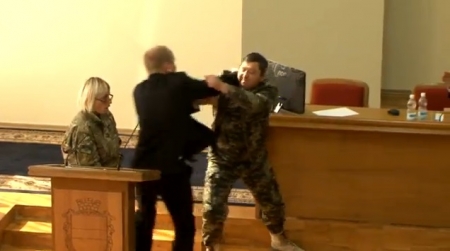 Суд освободил драчуна Головача от уголовной ответственности