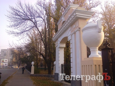 Центральный вход в Городской сад Кременчуга обставили вазами и покрасили