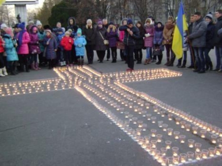 Кременчужане сегодня зажгут свечи на площади Независимости
