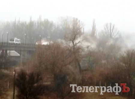 На Крюковском мосту загорелся автомобиль