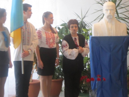 У кременчуцькій школі №16 відкрили погруддя Тарасу Шевченку