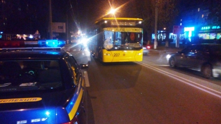 В Кременчуге на Молодежном троллейбус сбил пешехода