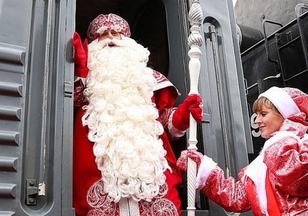 Кременчужан на вокзалі зустрічатимуть Діди Морози та Снігуроньки