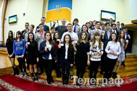 Впервые в Кременчуге: 16-летним гражданам вручили пластиковые паспорта