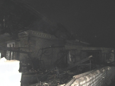 В Песчаном сгорела крыша дома и гараж с автомобилем