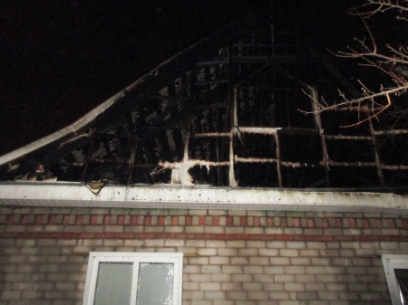 В Песчаном сгорела крыша дома и гараж с автомобилем