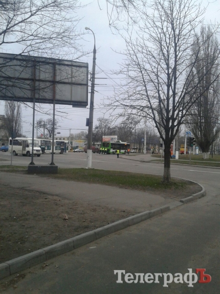 Кременчугские "копы" утром толкали троллейбус
