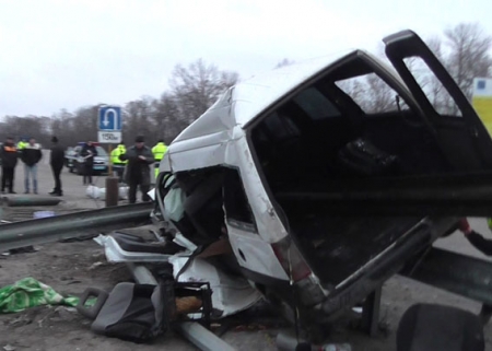 На Полтавщине автомобиль «насадился» на колесоотбойник: трое погибли, четверо в больнице