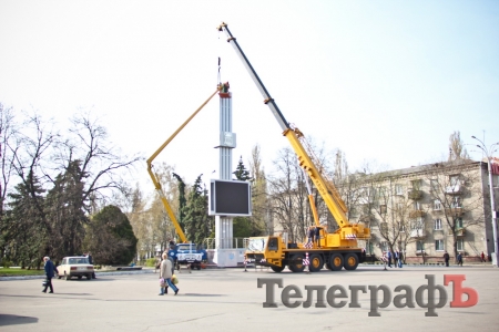 В Кременчуге демонтировали серп и молот на площади Независимости