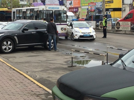 В Кременчуге полицейский Prius "подрезал" троллейбус
