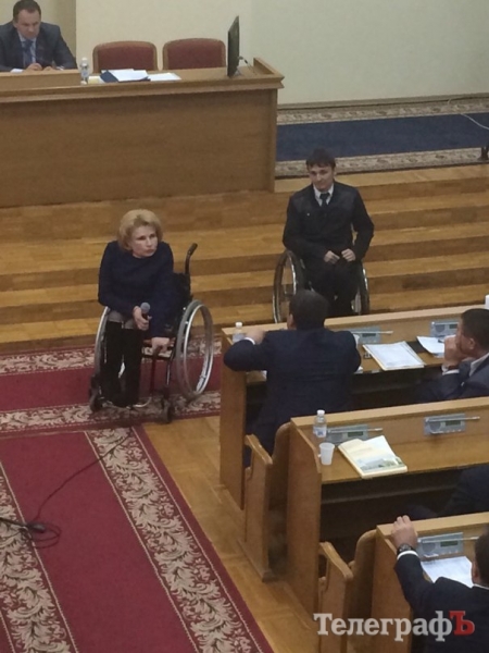 Мэру предложили попробовать подняться на пандус в инвалидной коляске