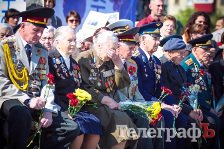 У Кременчуці на мітингу до Дня Перемоги ветерани Другої світової та бійці АТО стояли пліч-о-пліч