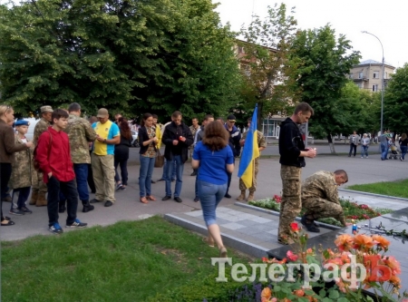 ФОТОФАКТ: у Кременчуці вшанували память бійців добровольчих батальйонів, які загинули вчора в АТО