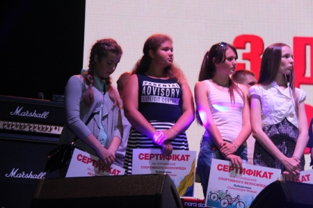 На День молоді у Полтаві школярка виграла автомобіль