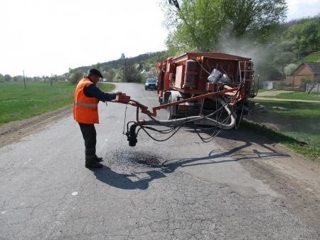 На минулому тижні дорожники на Полтавщині закатали в асфальт більше 2 гектарів ям