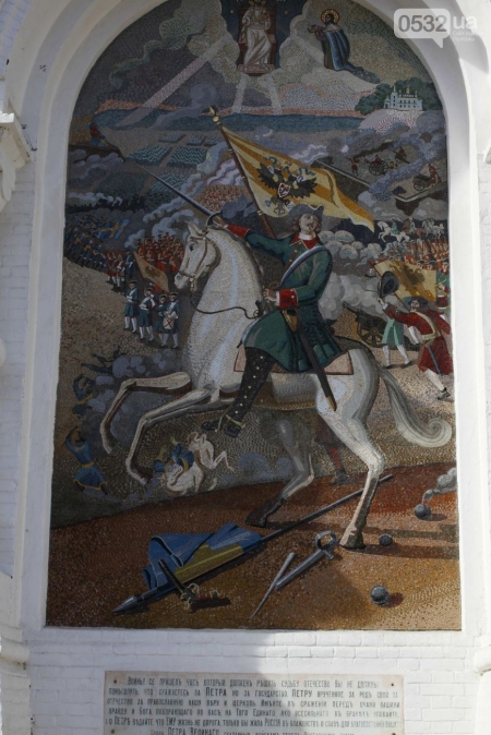 В Полтаве храм украсили двуглавым орлом и Петром І на коне, который топчет жёлто-голубой флаг