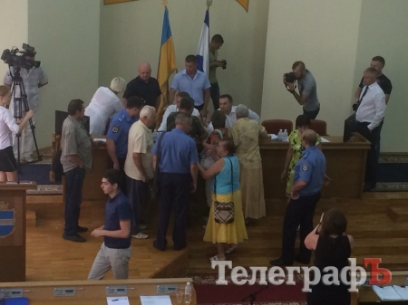 Сессия Кременчугского горсовета 26 июля. Под лозунгом борьбы с тарифами и вонью