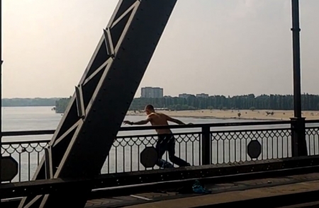 Появилось видео «феерического» прыжка пьяного парня с Крюковского моста