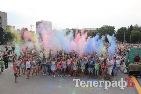 HoliDay Fest сделал из кременчужан разноцветных человечков