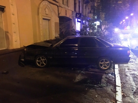 В центре Кременчуга Audi «прилетела» в рекламный щит и дерево - водитель убежал