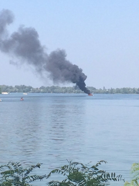 В Кременчуге посреди Днепра сгорела лодка