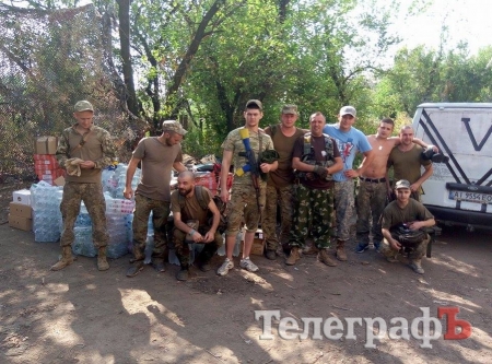 Між обстрілами – смаколики. Волонтери передали бійцям в районі Донецького аеропорту допомогу від кременчужан