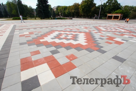 На центральной площади Кременчуга закончили выстилать «вышиванку» из плитки