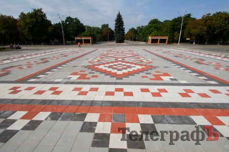 На центральной площади Кременчуга закончили выстилать «вышиванку» из плитки