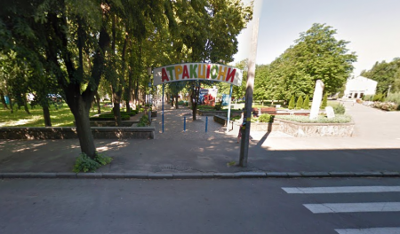 Почему в Приднепровском парке бесплатная площадка не освещается, а платные аттракционы сияют?