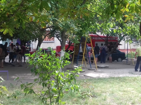 В Кременчуге из-за машин и клумб во дворе спасатели не смогли вовремя проехать к пожару