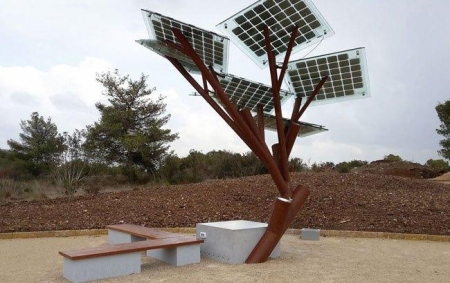 В Кременчуге хотят «посадить» «Солнечное дерево» – для бесплатной зарядки мобильных устройств