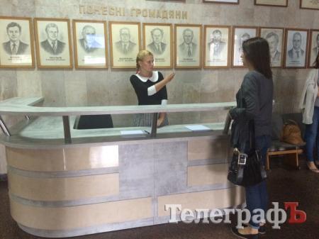 В мэрии Кременчуга посетителей теперь приветствует девушка за ресепшеном