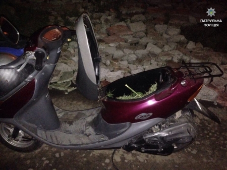 Кременчугские патрульные остановили пьяного скутериста с полным багажником «травки»