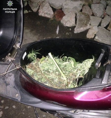 Кременчугские патрульные остановили пьяного скутериста с полным багажником «травки»