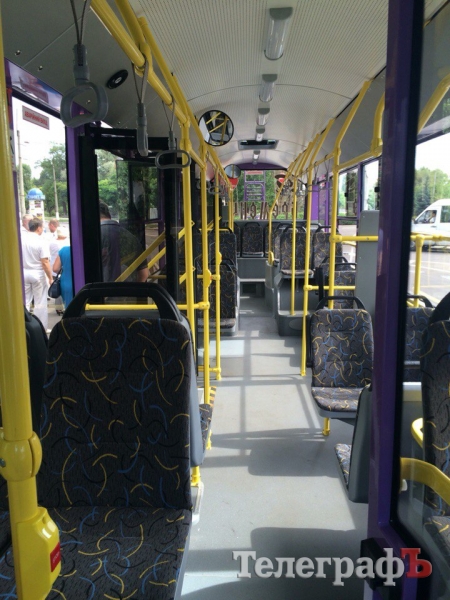 В Кременчуге на маршрут вышел любвеобильный троллейбус «цвета утренней зари»