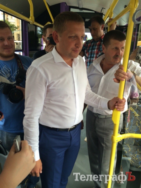 В Кременчуге на маршрут вышел любвеобильный троллейбус «цвета утренней зари»