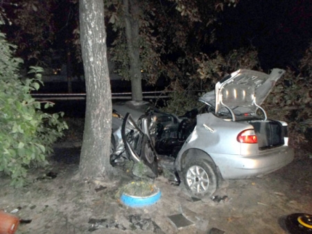 На Полтавщине Lanos врезался в дерево: три человека погибли