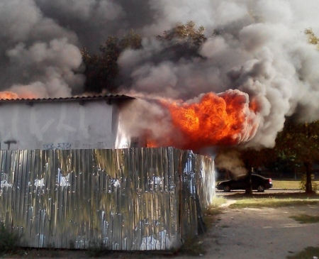 В Кременчуге на Молодежном сгорел заброшенный магазин